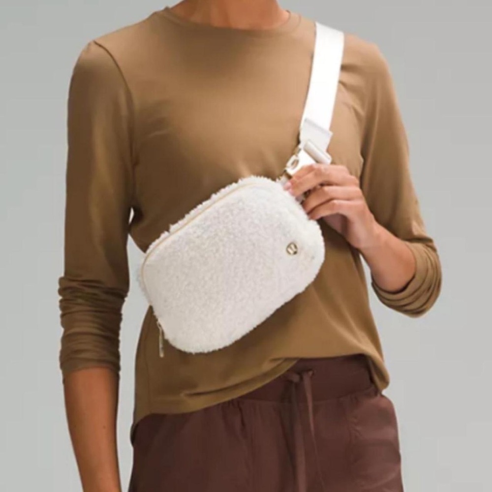Lululemon Sherpa everywhere Belt bag